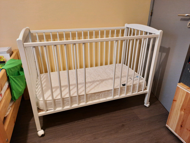 Lit Bebe 60 X 1 Avec Roulettes Et Barreaux Amovibles Vinted Lit Bebe 60 X 1 Avec Roulettes Et Barreaux Amovibles Vinted
