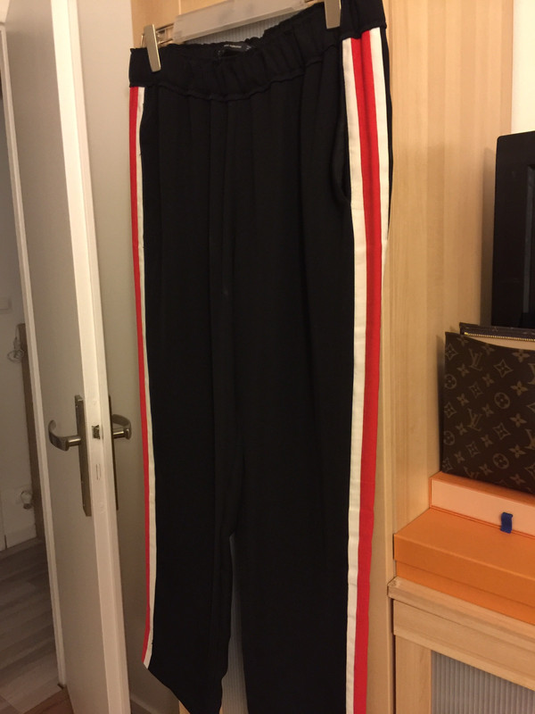 Pantalon fluide 'Zara' noir avec bande rouge et blanche - Vinted