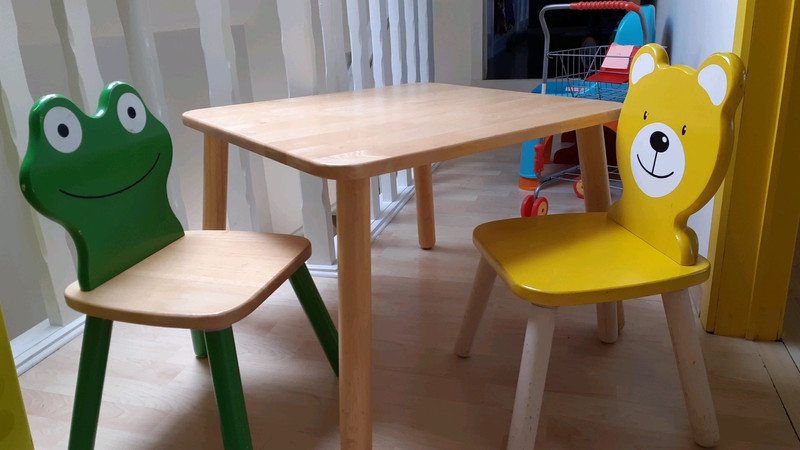 Tafeltje en stoeltjes voor kinderen in hout van Pin Furniture - Vinted