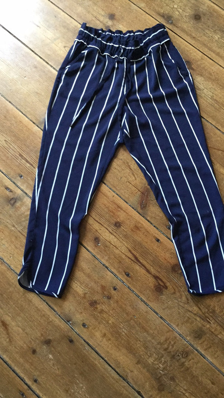 Pantalon large Zara à rayures bleu et blanc avec ouverture en bas des  jambes - Vinted