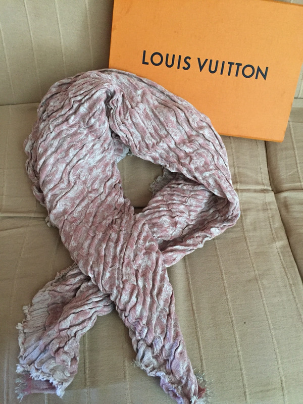 Authentique châle foulard écharpe Louis Vuitton rose argenté numero de  serie - Vinted