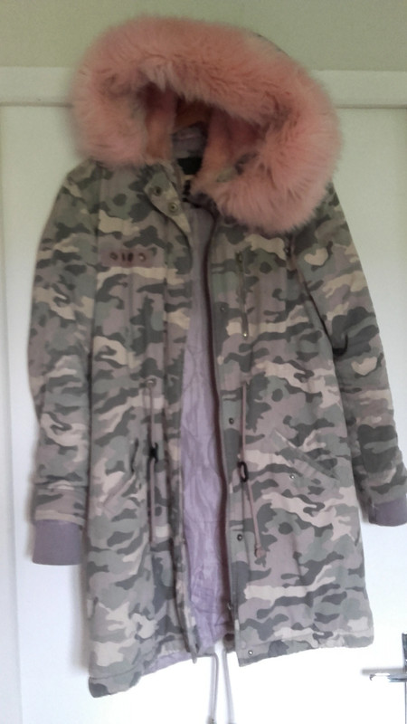 Manteau couleur militaire avec capuche fourrure rose - Vinted